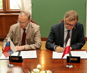 The agreement on constructing a beamline for structural studies signed