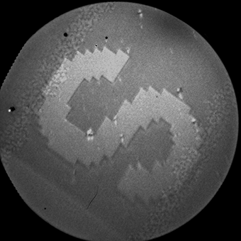 S jak Solaris. Powyższe obrazy magnetyczne były zbierane na linii L3 żelaza dla energii promieniowania 706.8eV.Po lewej obraz XAS zbierany z polaryzacją liniową.